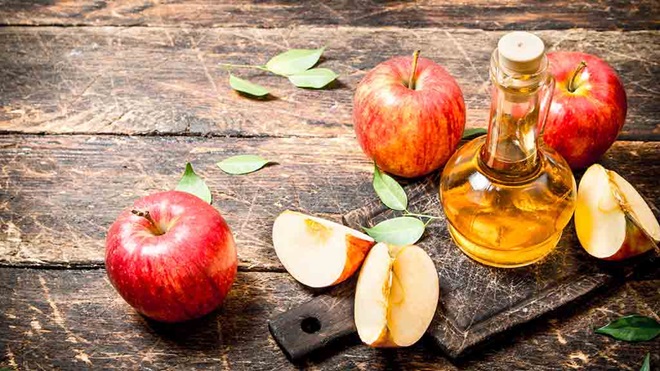 apple_cider_vinegar_and_apples_on_table